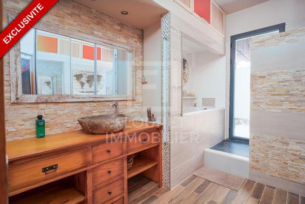 Villa de plain-pied sur 1200 m² avec piscine et 2 dépendances