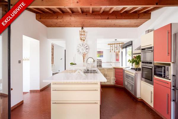 Villa de plain-pied sur 1200 m² avec piscine et 2 dépendances