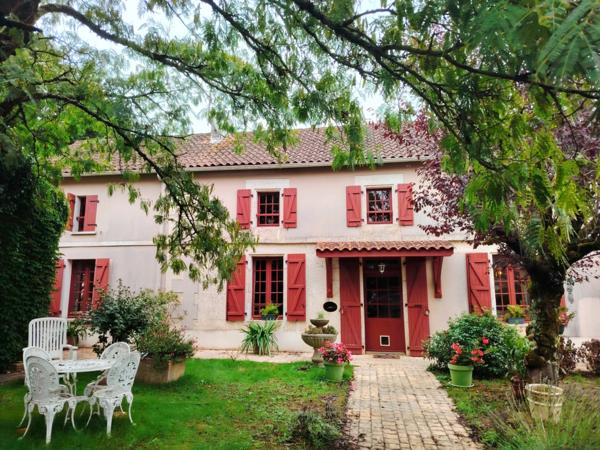 Pranzac. Maison 200 m² avec granges et jardin
