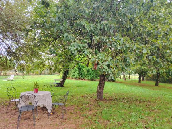 Pranzac. Maison 200 m² avec granges et jardin