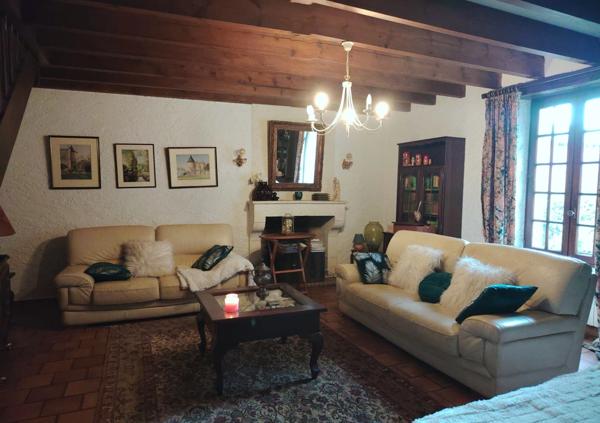 Pranzac. Maison 200 m² avec granges et jardin