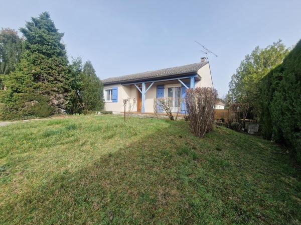 Maison lumineuse avec sous-sol et garage motorisé offrant de très beaux volumes
