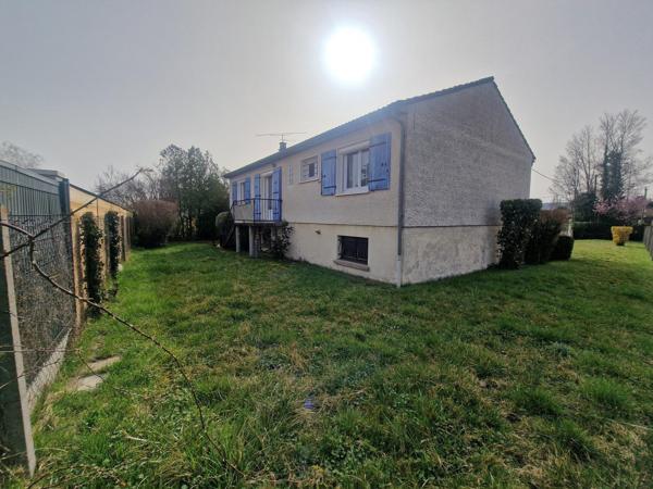 Maison lumineuse avec sous-sol et garage motorisé offrant de très beaux volumes
