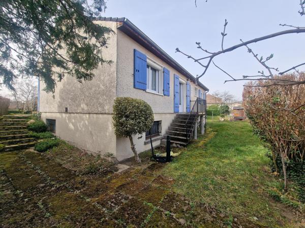Maison lumineuse avec sous-sol et garage motorisé offrant de très beaux volumes