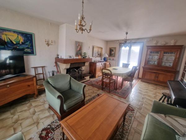 Maison lumineuse avec sous-sol et garage motorisé offrant de très beaux volumes