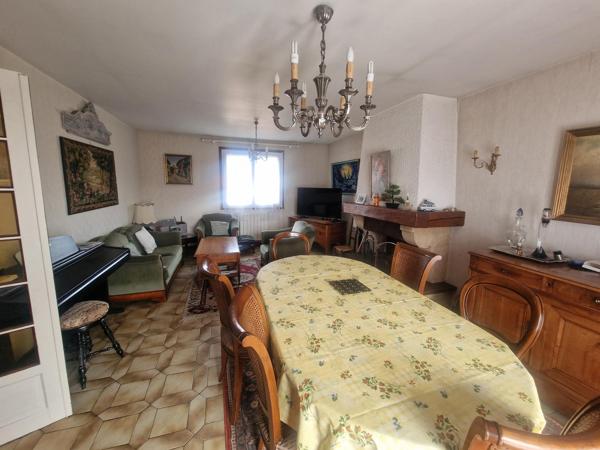 Maison lumineuse avec sous-sol et garage motorisé offrant de très beaux volumes