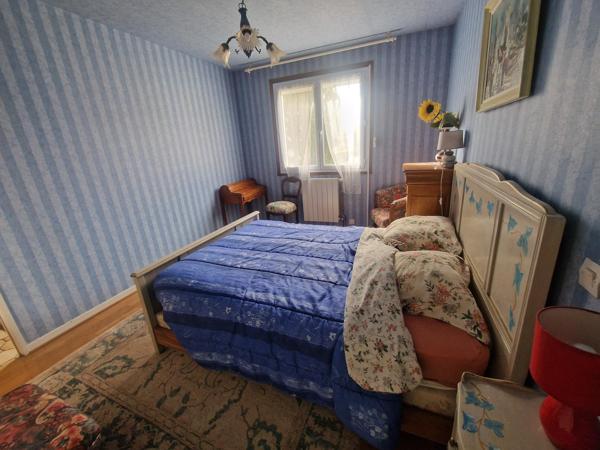 Maison lumineuse avec sous-sol et garage motorisé offrant de très beaux volumes
