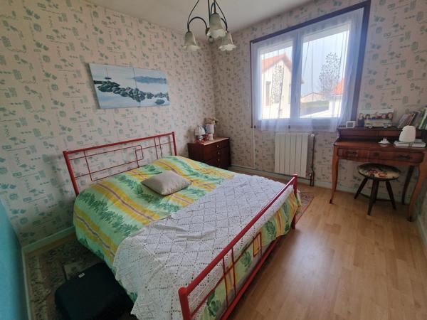 Maison lumineuse avec sous-sol et garage motorisé offrant de très beaux volumes