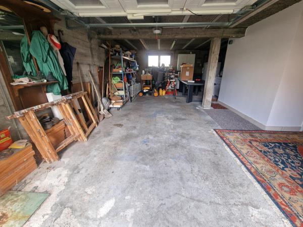 Maison lumineuse avec sous-sol et garage motorisé offrant de très beaux volumes