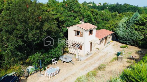 Maison individuelle de 68,78 m2 environ sur 1540 m2 de terrain.  Quartier recherché  de Rians

Située dans le quartier très recherché  de Rians, à proximité immédiate de toutes les commodités (commerces, écoles, transports…), cette maison individuelle élevée d’un étage sur rez-de-chaussée offre un beau potentiel.

Au rez-de-chaussée, vous découvrirez une entrée desservant un salon chaleureux avec cheminée, une cuisine indépendante, un bureau pouvant faire office d’espace de télétravail, une salle d’eau ainsi qu’une chambre.

À l’étage, une seconde chambre complète l’espace nuit.

Cette maison constitue une belle opportunité, aussi bien pour une résidence principale que pour un investissement, dans un environnement calme et agréable.

Les atouts :

Maison individuelle
Grand terrain de 1540 m2
Quartier calme et recherché
Proximité de toutes les commodités
Salon avec cheminée
Bureau
Deux chambres
Beau potentiel d’aménagement