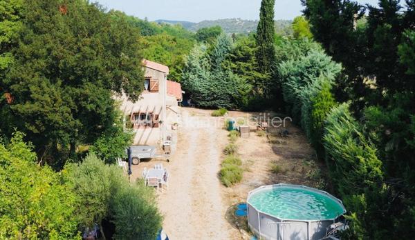 Maison individuelle de 68,78 m2 environ sur 1540 m2 de terrain.  Quartier recherché  de Rians

Située dans le quartier très recherché  de Rians, à proximité immédiate de toutes les commodités (commerces, écoles, transports…), cette maison individuelle élevée d’un étage sur rez-de-chaussée offre un beau potentiel.

Au rez-de-chaussée, vous découvrirez une entrée desservant un salon chaleureux avec cheminée, une cuisine indépendante, un bureau pouvant faire office d’espace de télétravail, une salle d’eau ainsi qu’une chambre.

À l’étage, une seconde chambre complète l’espace nuit.

Cette maison constitue une belle opportunité, aussi bien pour une résidence principale que pour un investissement, dans un environnement calme et agréable.

Les atouts :

Maison individuelle
Grand terrain de 1540 m2
Quartier calme et recherché
Proximité de toutes les commodités
Salon avec cheminée
Bureau
Deux chambres
Beau potentiel d’aménagement