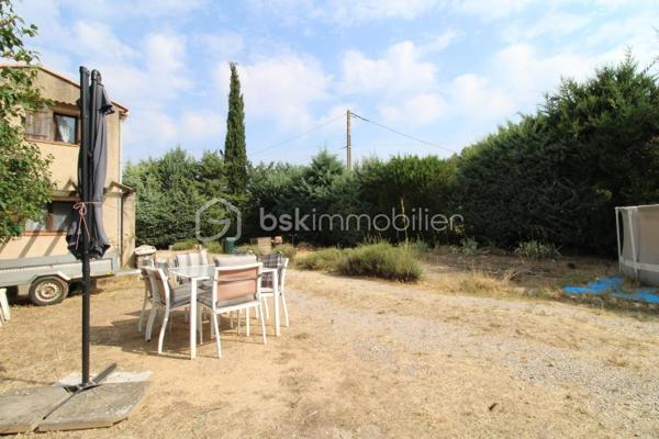 Maison individuelle de 68,78 m2 environ sur 1540 m2 de terrain.  Quartier recherché  de Rians

Située dans le quartier très recherché  de Rians, à proximité immédiate de toutes les commodités (commerces, écoles, transports…), cette maison individuelle élevée d’un étage sur rez-de-chaussée offre un beau potentiel.

Au rez-de-chaussée, vous découvrirez une entrée desservant un salon chaleureux avec cheminée, une cuisine indépendante, un bureau pouvant faire office d’espace de télétravail, une salle d’eau ainsi qu’une chambre.

À l’étage, une seconde chambre complète l’espace nuit.

Cette maison constitue une belle opportunité, aussi bien pour une résidence principale que pour un investissement, dans un environnement calme et agréable.

Les atouts :

Maison individuelle
Grand terrain de 1540 m2
Quartier calme et recherché
Proximité de toutes les commodités
Salon avec cheminée
Bureau
Deux chambres
Beau potentiel d’aménagement
