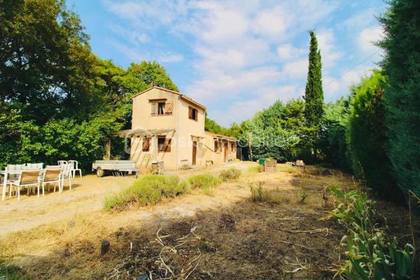 Maison individuelle de 68,78 m2 environ sur 1540 m2 de terrain.  Quartier recherché  de Rians

Située dans le quartier très recherché  de Rians, à proximité immédiate de toutes les commodités (commerces, écoles, transports…), cette maison individuelle élevée d’un étage sur rez-de-chaussée offre un beau potentiel.

Au rez-de-chaussée, vous découvrirez une entrée desservant un salon chaleureux avec cheminée, une cuisine indépendante, un bureau pouvant faire office d’espace de télétravail, une salle d’eau ainsi qu’une chambre.

À l’étage, une seconde chambre complète l’espace nuit.

Cette maison constitue une belle opportunité, aussi bien pour une résidence principale que pour un investissement, dans un environnement calme et agréable.

Les atouts :

Maison individuelle
Grand terrain de 1540 m2
Quartier calme et recherché
Proximité de toutes les commodités
Salon avec cheminée
Bureau
Deux chambres
Beau potentiel d’aménagement
