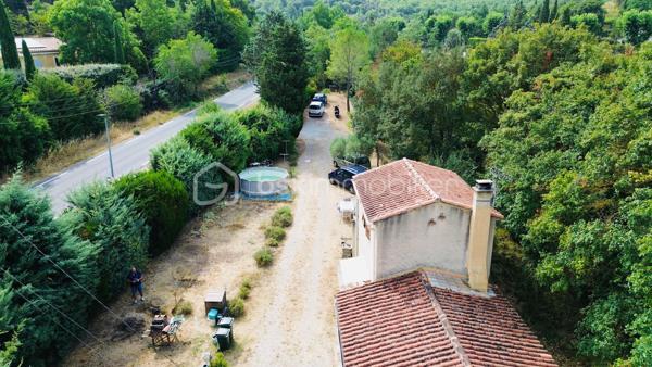 Maison individuelle de 68,78 m2 environ sur 1540 m2 de terrain.  Quartier recherché  de Rians

Située dans le quartier très recherché  de Rians, à proximité immédiate de toutes les commodités (commerces, écoles, transports…), cette maison individuelle élevée d’un étage sur rez-de-chaussée offre un beau potentiel.

Au rez-de-chaussée, vous découvrirez une entrée desservant un salon chaleureux avec cheminée, une cuisine indépendante, un bureau pouvant faire office d’espace de télétravail, une salle d’eau ainsi qu’une chambre.

À l’étage, une seconde chambre complète l’espace nuit.

Cette maison constitue une belle opportunité, aussi bien pour une résidence principale que pour un investissement, dans un environnement calme et agréable.

Les atouts :

Maison individuelle
Grand terrain de 1540 m2
Quartier calme et recherché
Proximité de toutes les commodités
Salon avec cheminée
Bureau
Deux chambres
Beau potentiel d’aménagement