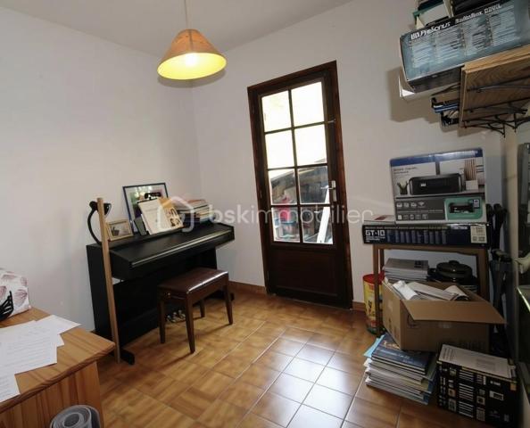 Maison individuelle de 68,78 m2 environ sur 1540 m2 de terrain.  Quartier recherché  de Rians

Située dans le quartier très recherché  de Rians, à proximité immédiate de toutes les commodités (commerces, écoles, transports…), cette maison individuelle élevée d’un étage sur rez-de-chaussée offre un beau potentiel.

Au rez-de-chaussée, vous découvrirez une entrée desservant un salon chaleureux avec cheminée, une cuisine indépendante, un bureau pouvant faire office d’espace de télétravail, une salle d’eau ainsi qu’une chambre.

À l’étage, une seconde chambre complète l’espace nuit.

Cette maison constitue une belle opportunité, aussi bien pour une résidence principale que pour un investissement, dans un environnement calme et agréable.

Les atouts :

Maison individuelle
Grand terrain de 1540 m2
Quartier calme et recherché
Proximité de toutes les commodités
Salon avec cheminée
Bureau
Deux chambres
Beau potentiel d’aménagement