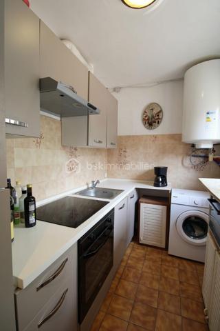 Maison individuelle de 68,78 m2 environ sur 1540 m2 de terrain.  Quartier recherché  de Rians

Située dans le quartier très recherché  de Rians, à proximité immédiate de toutes les commodités (commerces, écoles, transports…), cette maison individuelle élevée d’un étage sur rez-de-chaussée offre un beau potentiel.

Au rez-de-chaussée, vous découvrirez une entrée desservant un salon chaleureux avec cheminée, une cuisine indépendante, un bureau pouvant faire office d’espace de télétravail, une salle d’eau ainsi qu’une chambre.

À l’étage, une seconde chambre complète l’espace nuit.

Cette maison constitue une belle opportunité, aussi bien pour une résidence principale que pour un investissement, dans un environnement calme et agréable.

Les atouts :

Maison individuelle
Grand terrain de 1540 m2
Quartier calme et recherché
Proximité de toutes les commodités
Salon avec cheminée
Bureau
Deux chambres
Beau potentiel d’aménagement