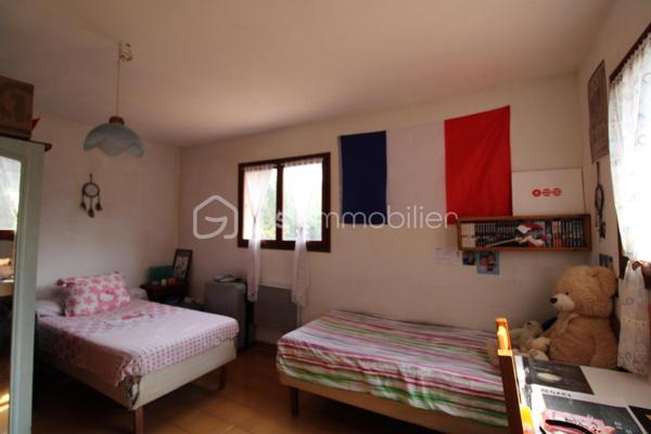Maison individuelle de 68,78 m2 environ sur 1540 m2 de terrain.  Quartier recherché  de Rians

Située dans le quartier très recherché  de Rians, à proximité immédiate de toutes les commodités (commerces, écoles, transports…), cette maison individuelle élevée d’un étage sur rez-de-chaussée offre un beau potentiel.

Au rez-de-chaussée, vous découvrirez une entrée desservant un salon chaleureux avec cheminée, une cuisine indépendante, un bureau pouvant faire office d’espace de télétravail, une salle d’eau ainsi qu’une chambre.

À l’étage, une seconde chambre complète l’espace nuit.

Cette maison constitue une belle opportunité, aussi bien pour une résidence principale que pour un investissement, dans un environnement calme et agréable.

Les atouts :

Maison individuelle
Grand terrain de 1540 m2
Quartier calme et recherché
Proximité de toutes les commodités
Salon avec cheminée
Bureau
Deux chambres
Beau potentiel d’aménagement