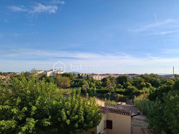 🏡 T3 de 56 m² – Balcon, cave, parking – Miramas 

✨À découvrir sans tarder ! Situé à Miramas, au 2ᵉ étage sur 3 d'une résidence, ce bel appartement T3 de 56 m², entièrement rafraîchi, offre un cadre de vie agréable, lumineux et fonctionnel. 
Idéal pour un premier achat, un jeune couple ou un investissement locatif.

🛋️ Il se compose de :
•	Un séjour lumineux donnant accès à un agréable balcon.
•	Une cuisine indépendante équipée (four, plaque de cuisson et hotte).
•	Deux chambres avec placards intégrés.
•	Une salle d'eau avec bac à douche.
•	Un WC indépendant.
•	Une cave privative.

✅ Les atouts
✔️ Climatisation réversible.
✔️ Fenêtres PVC double vitrage.
✔️ Fibre optique.
✔️ Interphone avec badge.
✔️ Place de stationnement au pied de l'immeuble.

💰 Informations complémentaires
•	Taxe foncière : 750 €/an
•	Charges de copropriété : 1 200 €/an
•	Estimation des dépenses d'électricité : environ 720 €/an

🏗️ Un véritable avantage !
La rénovation énergétique de la copropriété (ravalement des façades et réfection des toitures) a déjà été votée en assemblée générale et le coût des travaux pour cet appartement, estimé à 23 000 €, est intégralement pris en charge par le vendeur. 

📍Un appartement prêt à vivre, économe en énergie et offrant une belle opportunité sur le secteur de Miramas.

📞 Contactez-moi dès maintenant pour obtenir davantage d'informations ou organiser une visite.