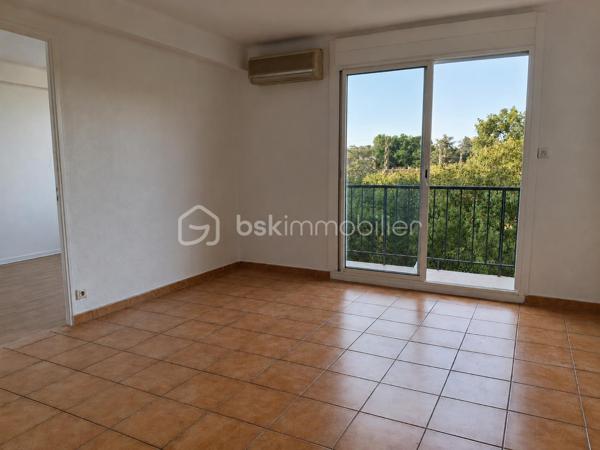🏡 T3 de 56 m² – Balcon, cave, parking – Miramas 

✨À découvrir sans tarder ! Situé à Miramas, au 2ᵉ étage sur 3 d'une résidence, ce bel appartement T3 de 56 m², entièrement rafraîchi, offre un cadre de vie agréable, lumineux et fonctionnel. 
Idéal pour un premier achat, un jeune couple ou un investissement locatif.

🛋️ Il se compose de :
•	Un séjour lumineux donnant accès à un agréable balcon.
•	Une cuisine indépendante équipée (four, plaque de cuisson et hotte).
•	Deux chambres avec placards intégrés.
•	Une salle d'eau avec bac à douche.
•	Un WC indépendant.
•	Une cave privative.

✅ Les atouts
✔️ Climatisation réversible.
✔️ Fenêtres PVC double vitrage.
✔️ Fibre optique.
✔️ Interphone avec badge.
✔️ Place de stationnement au pied de l'immeuble.

💰 Informations complémentaires
•	Taxe foncière : 750 €/an
•	Charges de copropriété : 1 200 €/an
•	Estimation des dépenses d'électricité : environ 720 €/an

🏗️ Un véritable avantage !
La rénovation énergétique de la copropriété (ravalement des façades et réfection des toitures) a déjà été votée en assemblée générale et le coût des travaux pour cet appartement, estimé à 23 000 €, est intégralement pris en charge par le vendeur. 

📍Un appartement prêt à vivre, économe en énergie et offrant une belle opportunité sur le secteur de Miramas.

📞 Contactez-moi dès maintenant pour obtenir davantage d'informations ou organiser une visite.