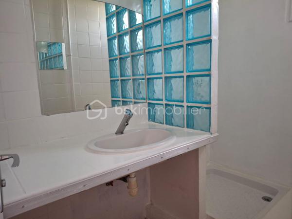 🏡 T3 de 56 m² – Balcon, cave, parking – Miramas 

✨À découvrir sans tarder ! Situé à Miramas, au 2ᵉ étage sur 3 d'une résidence, ce bel appartement T3 de 56 m², entièrement rafraîchi, offre un cadre de vie agréable, lumineux et fonctionnel. 
Idéal pour un premier achat, un jeune couple ou un investissement locatif.

🛋️ Il se compose de :
•	Un séjour lumineux donnant accès à un agréable balcon.
•	Une cuisine indépendante équipée (four, plaque de cuisson et hotte).
•	Deux chambres avec placards intégrés.
•	Une salle d'eau avec bac à douche.
•	Un WC indépendant.
•	Une cave privative.

✅ Les atouts
✔️ Climatisation réversible.
✔️ Fenêtres PVC double vitrage.
✔️ Fibre optique.
✔️ Interphone avec badge.
✔️ Place de stationnement au pied de l'immeuble.

💰 Informations complémentaires
•	Taxe foncière : 750 €/an
•	Charges de copropriété : 1 200 €/an
•	Estimation des dépenses d'électricité : environ 720 €/an

🏗️ Un véritable avantage !
La rénovation énergétique de la copropriété (ravalement des façades et réfection des toitures) a déjà été votée en assemblée générale et le coût des travaux pour cet appartement, estimé à 23 000 €, est intégralement pris en charge par le vendeur. 

📍Un appartement prêt à vivre, économe en énergie et offrant une belle opportunité sur le secteur de Miramas.

📞 Contactez-moi dès maintenant pour obtenir davantage d'informations ou organiser une visite.