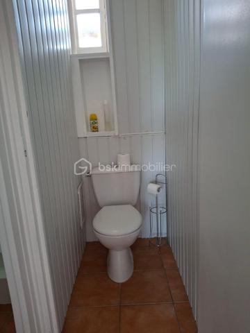 🏡 T3 de 56 m² – Balcon, cave, parking – Miramas 

✨À découvrir sans tarder ! Situé à Miramas, au 2ᵉ étage sur 3 d'une résidence, ce bel appartement T3 de 56 m², entièrement rafraîchi, offre un cadre de vie agréable, lumineux et fonctionnel. 
Idéal pour un premier achat, un jeune couple ou un investissement locatif.

🛋️ Il se compose de :
•	Un séjour lumineux donnant accès à un agréable balcon.
•	Une cuisine indépendante équipée (four, plaque de cuisson et hotte).
•	Deux chambres avec placards intégrés.
•	Une salle d'eau avec bac à douche.
•	Un WC indépendant.
•	Une cave privative.

✅ Les atouts
✔️ Climatisation réversible.
✔️ Fenêtres PVC double vitrage.
✔️ Fibre optique.
✔️ Interphone avec badge.
✔️ Place de stationnement au pied de l'immeuble.

💰 Informations complémentaires
•	Taxe foncière : 750 €/an
•	Charges de copropriété : 1 200 €/an
•	Estimation des dépenses d'électricité : environ 720 €/an

🏗️ Un véritable avantage !
La rénovation énergétique de la copropriété (ravalement des façades et réfection des toitures) a déjà été votée en assemblée générale et le coût des travaux pour cet appartement, estimé à 23 000 €, est intégralement pris en charge par le vendeur. 

📍Un appartement prêt à vivre, économe en énergie et offrant une belle opportunité sur le secteur de Miramas.

📞 Contactez-moi dès maintenant pour obtenir davantage d'informations ou organiser une visite.