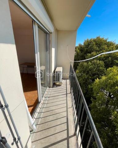 🏡 T3 de 56 m² – Balcon, cave, parking – Miramas 

✨À découvrir sans tarder ! Situé à Miramas, au 2ᵉ étage sur 3 d'une résidence, ce bel appartement T3 de 56 m², entièrement rafraîchi, offre un cadre de vie agréable, lumineux et fonctionnel. 
Idéal pour un premier achat, un jeune couple ou un investissement locatif.

🛋️ Il se compose de :
•	Un séjour lumineux donnant accès à un agréable balcon.
•	Une cuisine indépendante équipée (four, plaque de cuisson et hotte).
•	Deux chambres avec placards intégrés.
•	Une salle d'eau avec bac à douche.
•	Un WC indépendant.
•	Une cave privative.

✅ Les atouts
✔️ Climatisation réversible.
✔️ Fenêtres PVC double vitrage.
✔️ Fibre optique.
✔️ Interphone avec badge.
✔️ Place de stationnement au pied de l'immeuble.

💰 Informations complémentaires
•	Taxe foncière : 750 €/an
•	Charges de copropriété : 1 200 €/an
•	Estimation des dépenses d'électricité : environ 720 €/an

🏗️ Un véritable avantage !
La rénovation énergétique de la copropriété (ravalement des façades et réfection des toitures) a déjà été votée en assemblée générale et le coût des travaux pour cet appartement, estimé à 23 000 €, est intégralement pris en charge par le vendeur. 

📍Un appartement prêt à vivre, économe en énergie et offrant une belle opportunité sur le secteur de Miramas.

📞 Contactez-moi dès maintenant pour obtenir davantage d'informations ou organiser une visite.