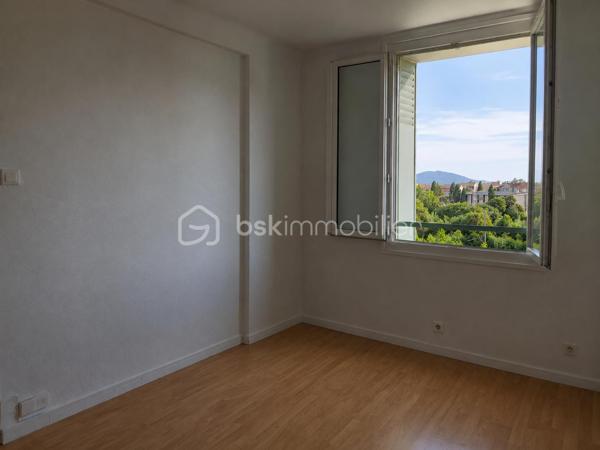 🏡 T3 de 56 m² – Balcon, cave, parking – Miramas 

✨À découvrir sans tarder ! Situé à Miramas, au 2ᵉ étage sur 3 d'une résidence, ce bel appartement T3 de 56 m², entièrement rafraîchi, offre un cadre de vie agréable, lumineux et fonctionnel. 
Idéal pour un premier achat, un jeune couple ou un investissement locatif.

🛋️ Il se compose de :
•	Un séjour lumineux donnant accès à un agréable balcon.
•	Une cuisine indépendante équipée (four, plaque de cuisson et hotte).
•	Deux chambres avec placards intégrés.
•	Une salle d'eau avec bac à douche.
•	Un WC indépendant.
•	Une cave privative.

✅ Les atouts
✔️ Climatisation réversible.
✔️ Fenêtres PVC double vitrage.
✔️ Fibre optique.
✔️ Interphone avec badge.
✔️ Place de stationnement au pied de l'immeuble.

💰 Informations complémentaires
•	Taxe foncière : 750 €/an
•	Charges de copropriété : 1 200 €/an
•	Estimation des dépenses d'électricité : environ 720 €/an

🏗️ Un véritable avantage !
La rénovation énergétique de la copropriété (ravalement des façades et réfection des toitures) a déjà été votée en assemblée générale et le coût des travaux pour cet appartement, estimé à 23 000 €, est intégralement pris en charge par le vendeur. 

📍Un appartement prêt à vivre, économe en énergie et offrant une belle opportunité sur le secteur de Miramas.

📞 Contactez-moi dès maintenant pour obtenir davantage d'informations ou organiser une visite.