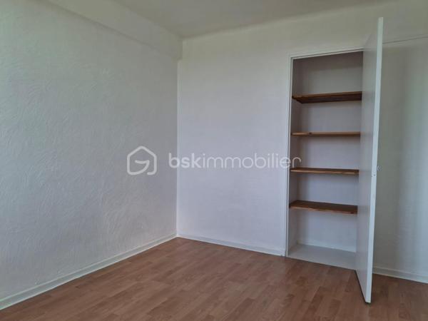 🏡 T3 de 56 m² – Balcon, cave, parking – Miramas 

✨À découvrir sans tarder ! Situé à Miramas, au 2ᵉ étage sur 3 d'une résidence, ce bel appartement T3 de 56 m², entièrement rafraîchi, offre un cadre de vie agréable, lumineux et fonctionnel. 
Idéal pour un premier achat, un jeune couple ou un investissement locatif.

🛋️ Il se compose de :
•	Un séjour lumineux donnant accès à un agréable balcon.
•	Une cuisine indépendante équipée (four, plaque de cuisson et hotte).
•	Deux chambres avec placards intégrés.
•	Une salle d'eau avec bac à douche.
•	Un WC indépendant.
•	Une cave privative.

✅ Les atouts
✔️ Climatisation réversible.
✔️ Fenêtres PVC double vitrage.
✔️ Fibre optique.
✔️ Interphone avec badge.
✔️ Place de stationnement au pied de l'immeuble.

💰 Informations complémentaires
•	Taxe foncière : 750 €/an
•	Charges de copropriété : 1 200 €/an
•	Estimation des dépenses d'électricité : environ 720 €/an

🏗️ Un véritable avantage !
La rénovation énergétique de la copropriété (ravalement des façades et réfection des toitures) a déjà été votée en assemblée générale et le coût des travaux pour cet appartement, estimé à 23 000 €, est intégralement pris en charge par le vendeur. 

📍Un appartement prêt à vivre, économe en énergie et offrant une belle opportunité sur le secteur de Miramas.

📞 Contactez-moi dès maintenant pour obtenir davantage d'informations ou organiser une visite.