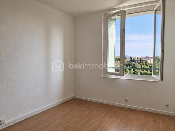 🏡 T3 de 56 m² – Balcon, cave, parking – Miramas 

✨À découvrir sans tarder ! Situé à Miramas, au 2ᵉ étage sur 3 d'une résidence, ce bel appartement T3 de 56 m², entièrement rafraîchi, offre un cadre de vie agréable, lumineux et fonctionnel. 
Idéal pour un premier achat, un jeune couple ou un investissement locatif.

🛋️ Il se compose de :
•	Un séjour lumineux donnant accès à un agréable balcon.
•	Une cuisine indépendante équipée (four, plaque de cuisson et hotte).
•	Deux chambres avec placards intégrés.
•	Une salle d'eau avec bac à douche.
•	Un WC indépendant.
•	Une cave privative.

✅ Les atouts
✔️ Climatisation réversible.
✔️ Fenêtres PVC double vitrage.
✔️ Fibre optique.
✔️ Interphone avec badge.
✔️ Place de stationnement au pied de l'immeuble.

💰 Informations complémentaires
•	Taxe foncière : 750 €/an
•	Charges de copropriété : 1 200 €/an
•	Estimation des dépenses d'électricité : environ 720 €/an

🏗️ Un véritable avantage !
La rénovation énergétique de la copropriété (ravalement des façades et réfection des toitures) a déjà été votée en assemblée générale et le coût des travaux pour cet appartement, estimé à 23 000 €, est intégralement pris en charge par le vendeur. 

📍Un appartement prêt à vivre, économe en énergie et offrant une belle opportunité sur le secteur de Miramas.

📞 Contactez-moi dès maintenant pour obtenir davantage d'informations ou organiser une visite.