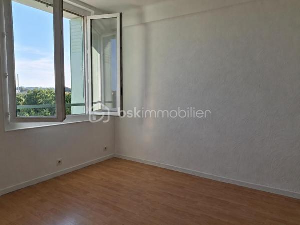 🏡 T3 de 56 m² – Balcon, cave, parking – Miramas 

✨À découvrir sans tarder ! Situé à Miramas, au 2ᵉ étage sur 3 d'une résidence, ce bel appartement T3 de 56 m², entièrement rafraîchi, offre un cadre de vie agréable, lumineux et fonctionnel. 
Idéal pour un premier achat, un jeune couple ou un investissement locatif.

🛋️ Il se compose de :
•	Un séjour lumineux donnant accès à un agréable balcon.
•	Une cuisine indépendante équipée (four, plaque de cuisson et hotte).
•	Deux chambres avec placards intégrés.
•	Une salle d'eau avec bac à douche.
•	Un WC indépendant.
•	Une cave privative.

✅ Les atouts
✔️ Climatisation réversible.
✔️ Fenêtres PVC double vitrage.
✔️ Fibre optique.
✔️ Interphone avec badge.
✔️ Place de stationnement au pied de l'immeuble.

💰 Informations complémentaires
•	Taxe foncière : 750 €/an
•	Charges de copropriété : 1 200 €/an
•	Estimation des dépenses d'électricité : environ 720 €/an

🏗️ Un véritable avantage !
La rénovation énergétique de la copropriété (ravalement des façades et réfection des toitures) a déjà été votée en assemblée générale et le coût des travaux pour cet appartement, estimé à 23 000 €, est intégralement pris en charge par le vendeur. 

📍Un appartement prêt à vivre, économe en énergie et offrant une belle opportunité sur le secteur de Miramas.

📞 Contactez-moi dès maintenant pour obtenir davantage d'informations ou organiser une visite.