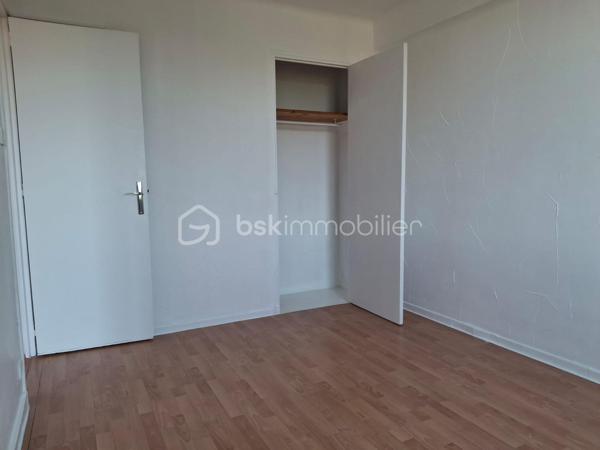 🏡 T3 de 56 m² – Balcon, cave, parking – Miramas 

✨À découvrir sans tarder ! Situé à Miramas, au 2ᵉ étage sur 3 d'une résidence, ce bel appartement T3 de 56 m², entièrement rafraîchi, offre un cadre de vie agréable, lumineux et fonctionnel. 
Idéal pour un premier achat, un jeune couple ou un investissement locatif.

🛋️ Il se compose de :
•	Un séjour lumineux donnant accès à un agréable balcon.
•	Une cuisine indépendante équipée (four, plaque de cuisson et hotte).
•	Deux chambres avec placards intégrés.
•	Une salle d'eau avec bac à douche.
•	Un WC indépendant.
•	Une cave privative.

✅ Les atouts
✔️ Climatisation réversible.
✔️ Fenêtres PVC double vitrage.
✔️ Fibre optique.
✔️ Interphone avec badge.
✔️ Place de stationnement au pied de l'immeuble.

💰 Informations complémentaires
•	Taxe foncière : 750 €/an
•	Charges de copropriété : 1 200 €/an
•	Estimation des dépenses d'électricité : environ 720 €/an

🏗️ Un véritable avantage !
La rénovation énergétique de la copropriété (ravalement des façades et réfection des toitures) a déjà été votée en assemblée générale et le coût des travaux pour cet appartement, estimé à 23 000 €, est intégralement pris en charge par le vendeur. 

📍Un appartement prêt à vivre, économe en énergie et offrant une belle opportunité sur le secteur de Miramas.

📞 Contactez-moi dès maintenant pour obtenir davantage d'informations ou organiser une visite.