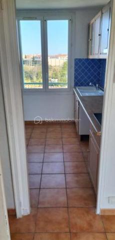 🏡 T3 de 56 m² – Balcon, cave, parking – Miramas 

✨À découvrir sans tarder ! Situé à Miramas, au 2ᵉ étage sur 3 d'une résidence, ce bel appartement T3 de 56 m², entièrement rafraîchi, offre un cadre de vie agréable, lumineux et fonctionnel. 
Idéal pour un premier achat, un jeune couple ou un investissement locatif.

🛋️ Il se compose de :
•	Un séjour lumineux donnant accès à un agréable balcon.
•	Une cuisine indépendante équipée (four, plaque de cuisson et hotte).
•	Deux chambres avec placards intégrés.
•	Une salle d'eau avec bac à douche.
•	Un WC indépendant.
•	Une cave privative.

✅ Les atouts
✔️ Climatisation réversible.
✔️ Fenêtres PVC double vitrage.
✔️ Fibre optique.
✔️ Interphone avec badge.
✔️ Place de stationnement au pied de l'immeuble.

💰 Informations complémentaires
•	Taxe foncière : 750 €/an
•	Charges de copropriété : 1 200 €/an
•	Estimation des dépenses d'électricité : environ 720 €/an

🏗️ Un véritable avantage !
La rénovation énergétique de la copropriété (ravalement des façades et réfection des toitures) a déjà été votée en assemblée générale et le coût des travaux pour cet appartement, estimé à 23 000 €, est intégralement pris en charge par le vendeur. 

📍Un appartement prêt à vivre, économe en énergie et offrant une belle opportunité sur le secteur de Miramas.

📞 Contactez-moi dès maintenant pour obtenir davantage d'informations ou organiser une visite.