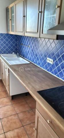 🏡 T3 de 56 m² – Balcon, cave, parking – Miramas 

✨À découvrir sans tarder ! Situé à Miramas, au 2ᵉ étage sur 3 d'une résidence, ce bel appartement T3 de 56 m², entièrement rafraîchi, offre un cadre de vie agréable, lumineux et fonctionnel. 
Idéal pour un premier achat, un jeune couple ou un investissement locatif.

🛋️ Il se compose de :
•	Un séjour lumineux donnant accès à un agréable balcon.
•	Une cuisine indépendante équipée (four, plaque de cuisson et hotte).
•	Deux chambres avec placards intégrés.
•	Une salle d'eau avec bac à douche.
•	Un WC indépendant.
•	Une cave privative.

✅ Les atouts
✔️ Climatisation réversible.
✔️ Fenêtres PVC double vitrage.
✔️ Fibre optique.
✔️ Interphone avec badge.
✔️ Place de stationnement au pied de l'immeuble.

💰 Informations complémentaires
•	Taxe foncière : 750 €/an
•	Charges de copropriété : 1 200 €/an
•	Estimation des dépenses d'électricité : environ 720 €/an

🏗️ Un véritable avantage !
La rénovation énergétique de la copropriété (ravalement des façades et réfection des toitures) a déjà été votée en assemblée générale et le coût des travaux pour cet appartement, estimé à 23 000 €, est intégralement pris en charge par le vendeur. 

📍Un appartement prêt à vivre, économe en énergie et offrant une belle opportunité sur le secteur de Miramas.

📞 Contactez-moi dès maintenant pour obtenir davantage d'informations ou organiser une visite.
