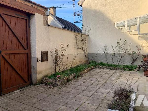 Au coeur du village d'Ambonnay, venez découvrir cette maison d'habitation comprenant :
Entrée ...