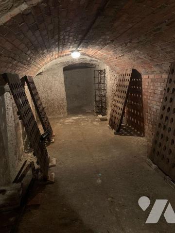 Au coeur du village d'Ambonnay, venez découvrir cette maison d'habitation comprenant :
Entrée ...