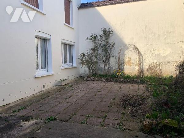 Au coeur du village d'Ambonnay, venez découvrir cette maison d'habitation comprenant :
Entrée ...