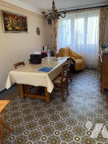 Au coeur du village d'Ambonnay, venez découvrir cette maison d'habitation comprenant :
Entrée ...