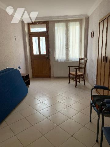 Au coeur du village d'Ambonnay, venez découvrir cette maison d'habitation comprenant :
Entrée ...