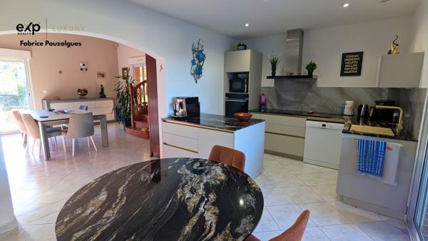 Spacieux plain-pied modulable avec dépendances et garages.