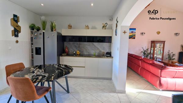 Spacieux plain-pied modulable avec dépendances et garages.