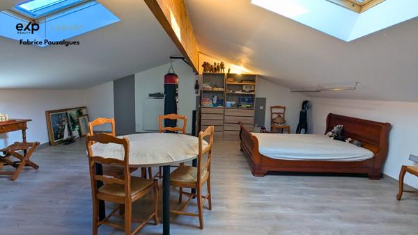 Spacieux plain-pied modulable avec dépendances et garages.