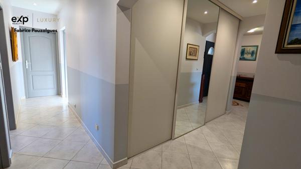 Spacieux plain-pied modulable avec dépendances et garages.