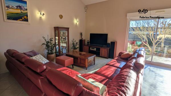 Spacieux plain-pied modulable avec dépendances et garages.