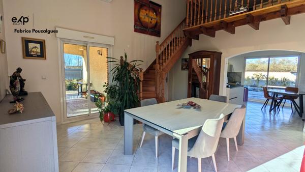 Spacieux plain-pied modulable avec dépendances et garages.