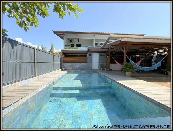 A VENDRE A KOUROU (97310) UNE MAGNIFIQUE VILLA T7 DE 246 m² - AVEC 2 APPARTEMENTS T2 - TERRAIN DE 345 m² - AU PRIX DE 599 000 €.