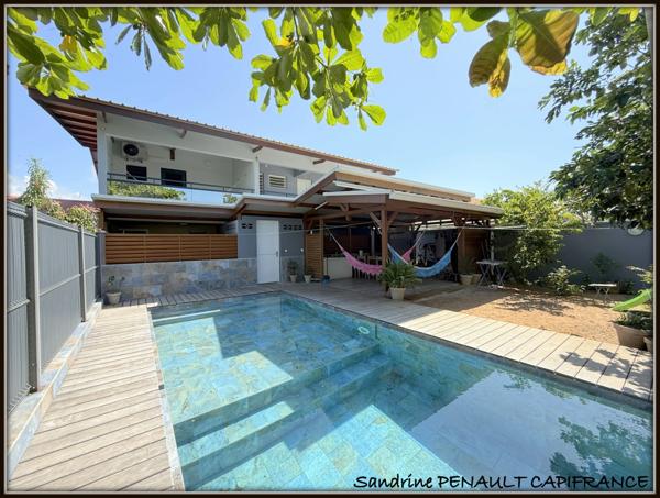 A VENDRE A KOUROU (97310) UNE MAGNIFIQUE VILLA T7 DE 246 m² - AVEC 2 APPARTEMENTS T2 - TERRAIN DE 345 m² - AU PRIX DE 599 000 €.