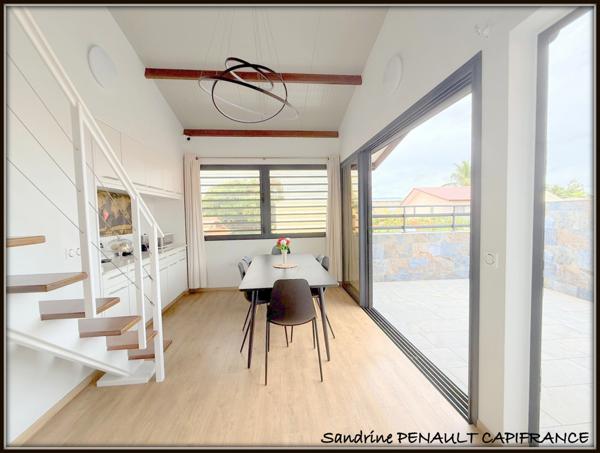 A VENDRE A KOUROU (97310) UNE MAGNIFIQUE VILLA T7 DE 246 m² - AVEC 2 APPARTEMENTS T2 - TERRAIN DE 345 m² - AU PRIX DE 599 000 €.