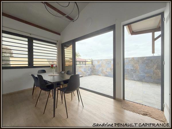 A VENDRE A KOUROU (97310) UNE MAGNIFIQUE VILLA T7 DE 246 m² - AVEC 2 APPARTEMENTS T2 - TERRAIN DE 345 m² - AU PRIX DE 599 000 €.