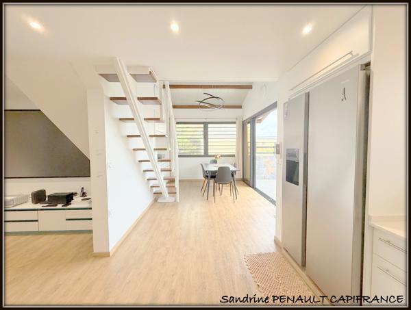 A VENDRE A KOUROU (97310) UNE MAGNIFIQUE VILLA T7 DE 246 m² - AVEC 2 APPARTEMENTS T2 - TERRAIN DE 345 m² - AU PRIX DE 599 000 €.