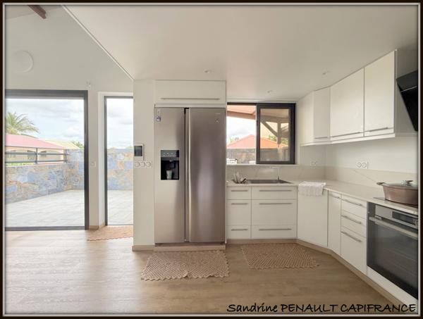 A VENDRE A KOUROU (97310) UNE MAGNIFIQUE VILLA T7 DE 246 m² - AVEC 2 APPARTEMENTS T2 - TERRAIN DE 345 m² - AU PRIX DE 599 000 €.